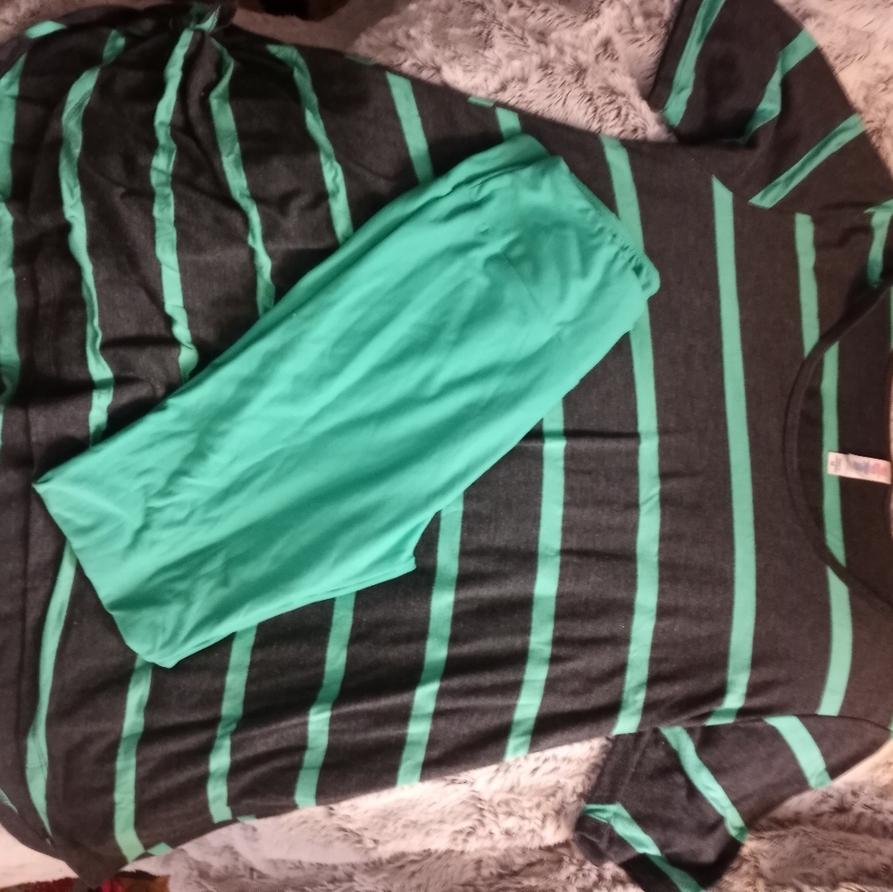 Lularoe shirt and matching leggings